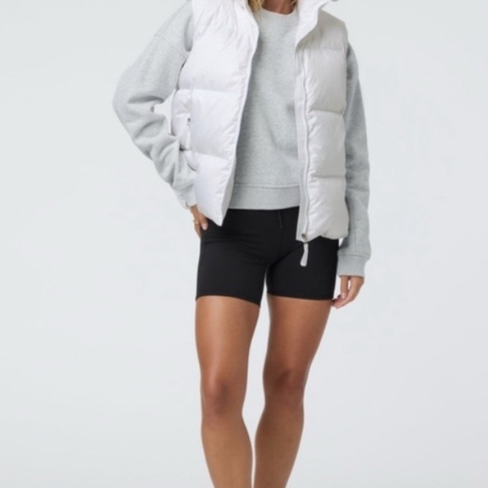 NWT Vuori Women’s White Hillside Puffer Vest size Medium - sold out! New is $198 - Picture 3 of 9